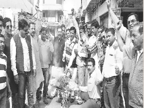 BJP members burnt effigies of Chief Minister in Tanakpur